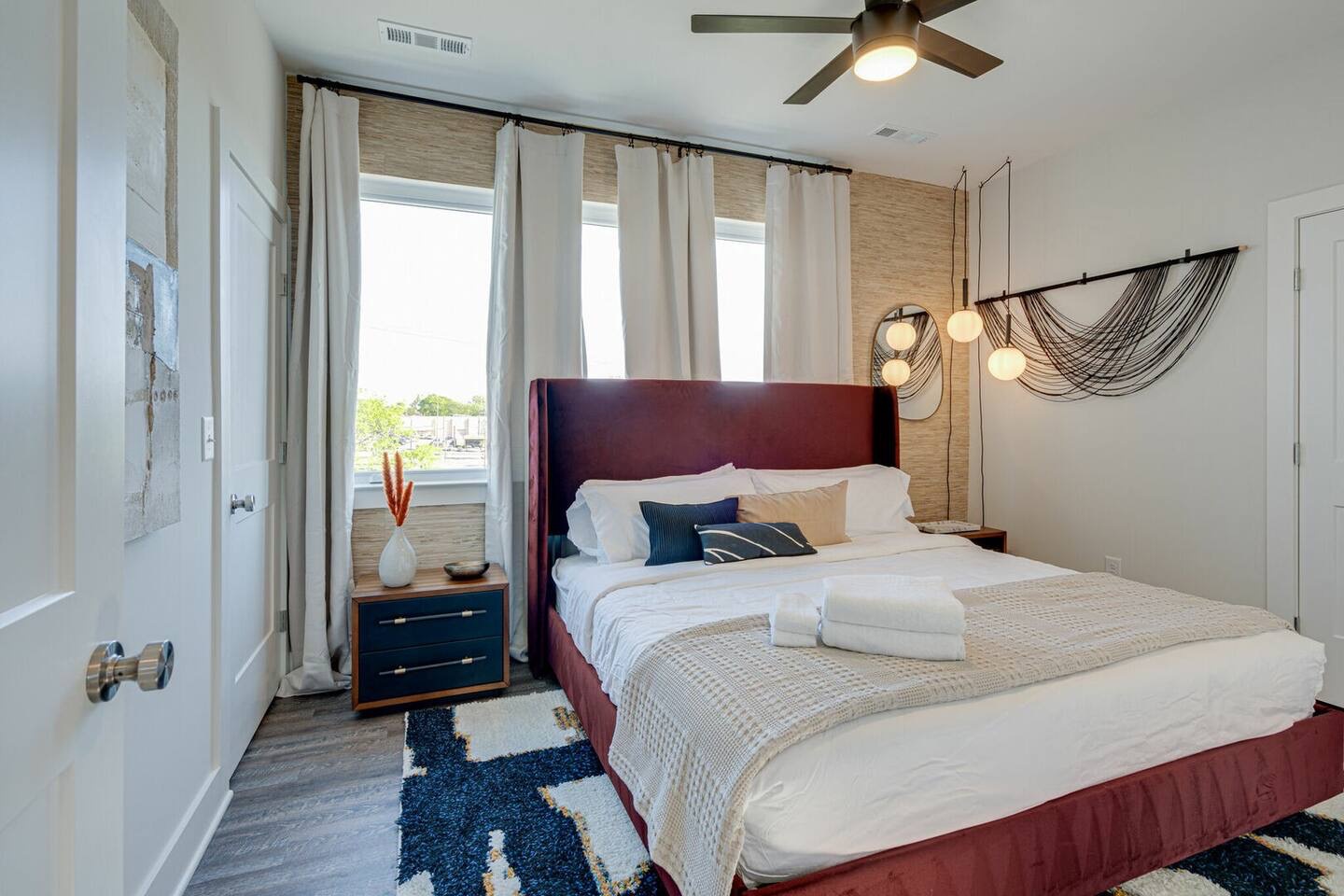 5627 - 2nd bedroom with king bed and ensuite bathroom.