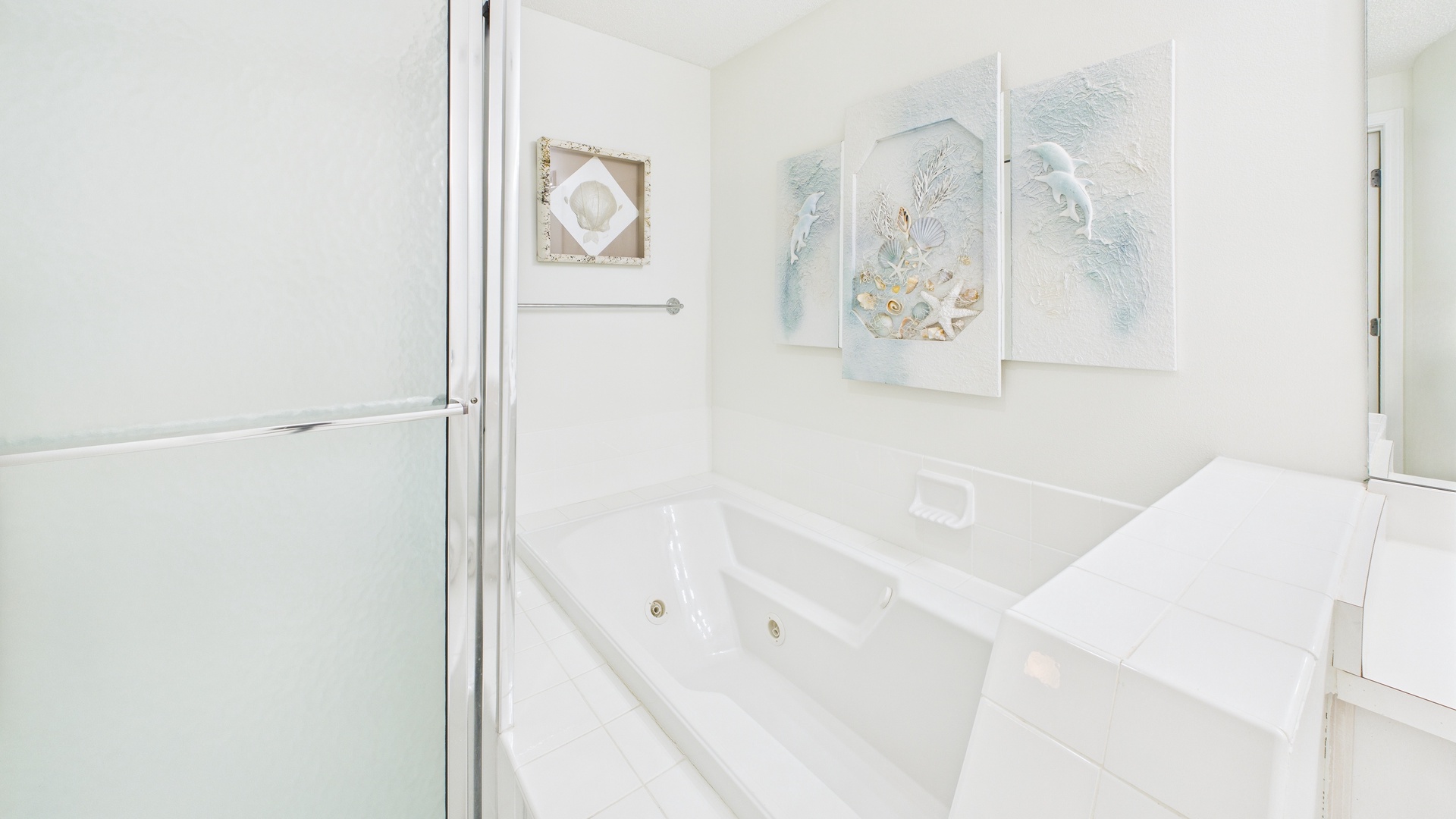 Bath tub in master bathroom