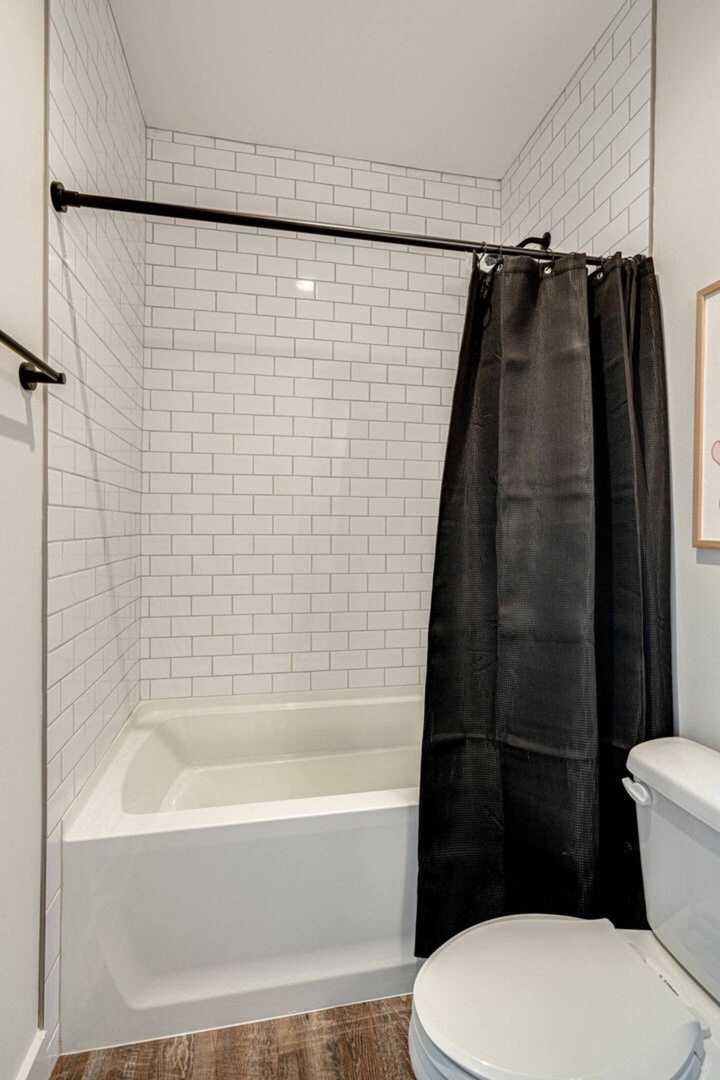 5629 - 2nd bathroom with shower and tub combo