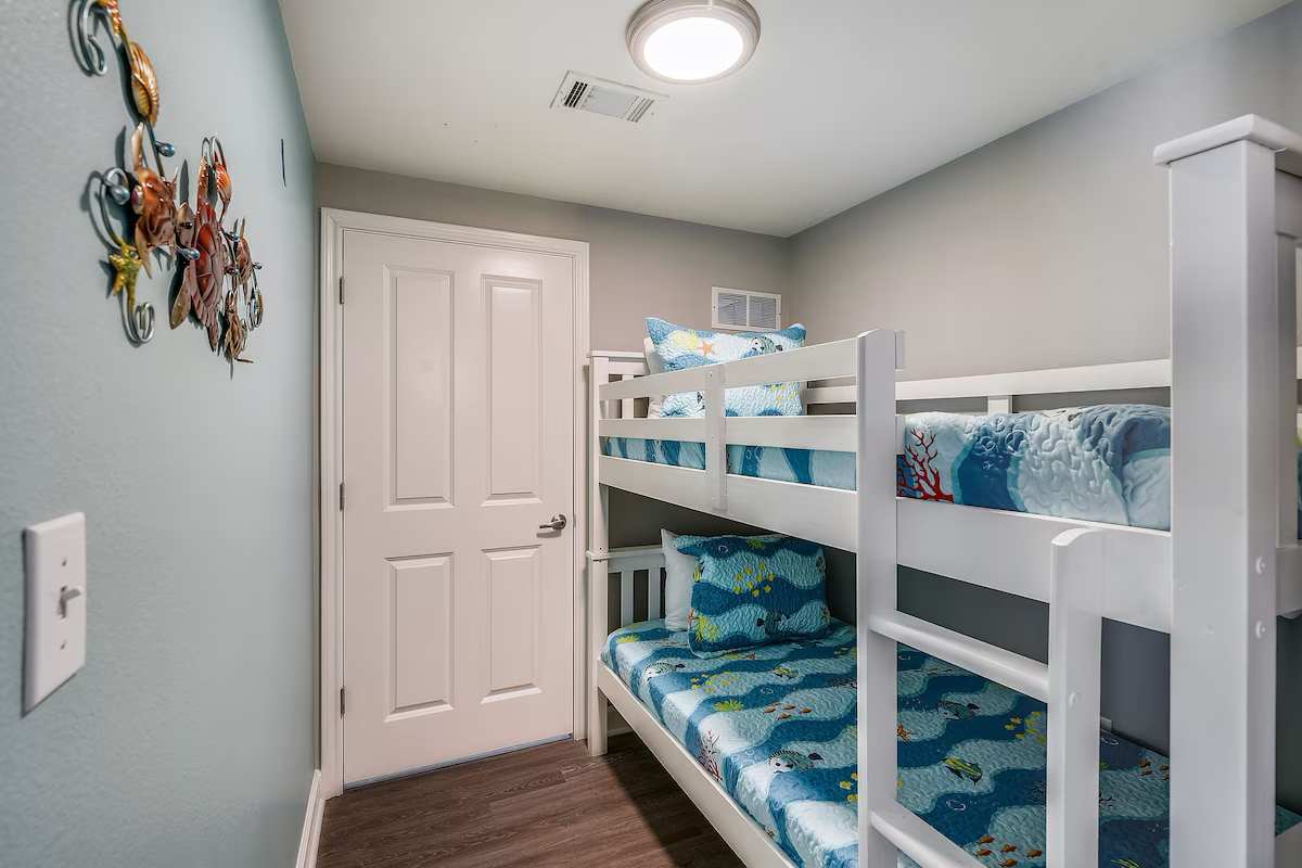 Bunk space with two twin beds