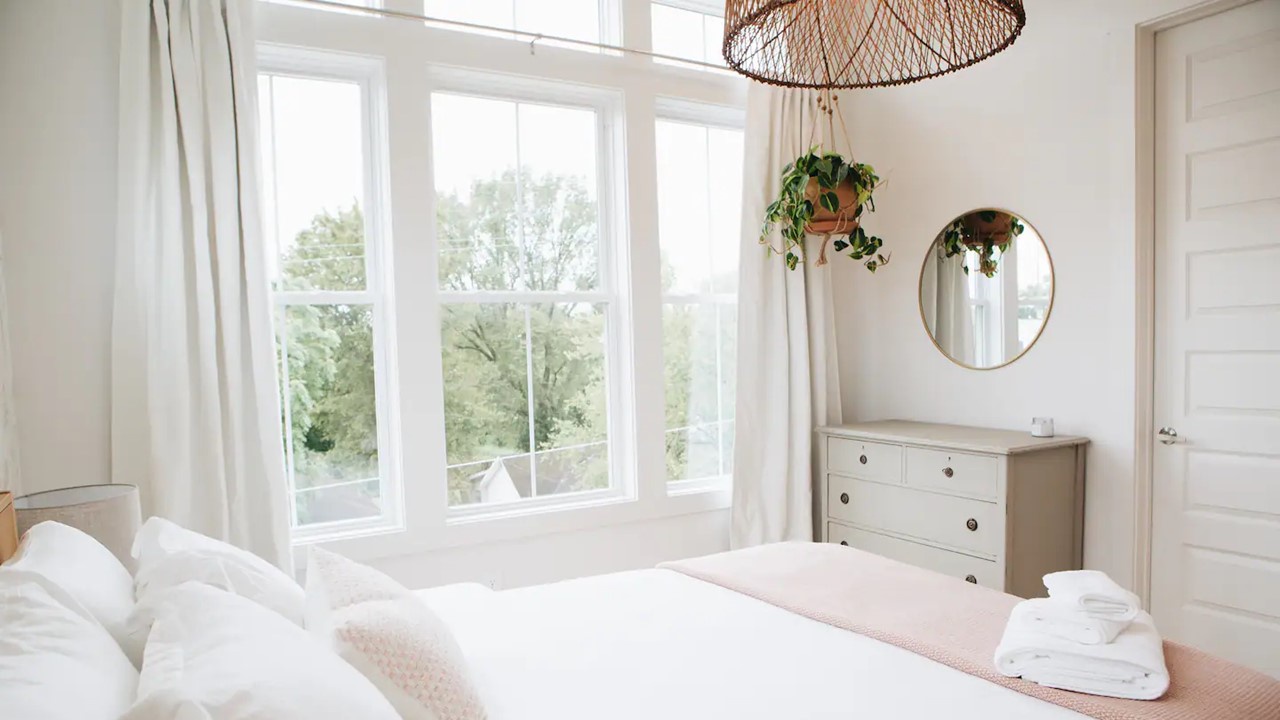 3rd floor bedroom with Queen bed and full bathroom.