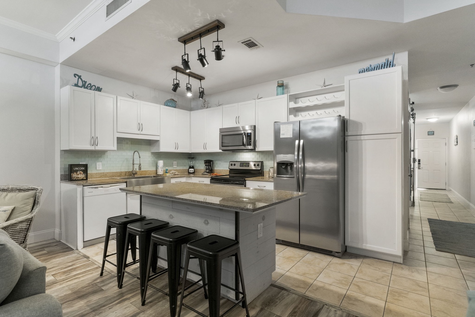 Kitchen island/breakfast bar
