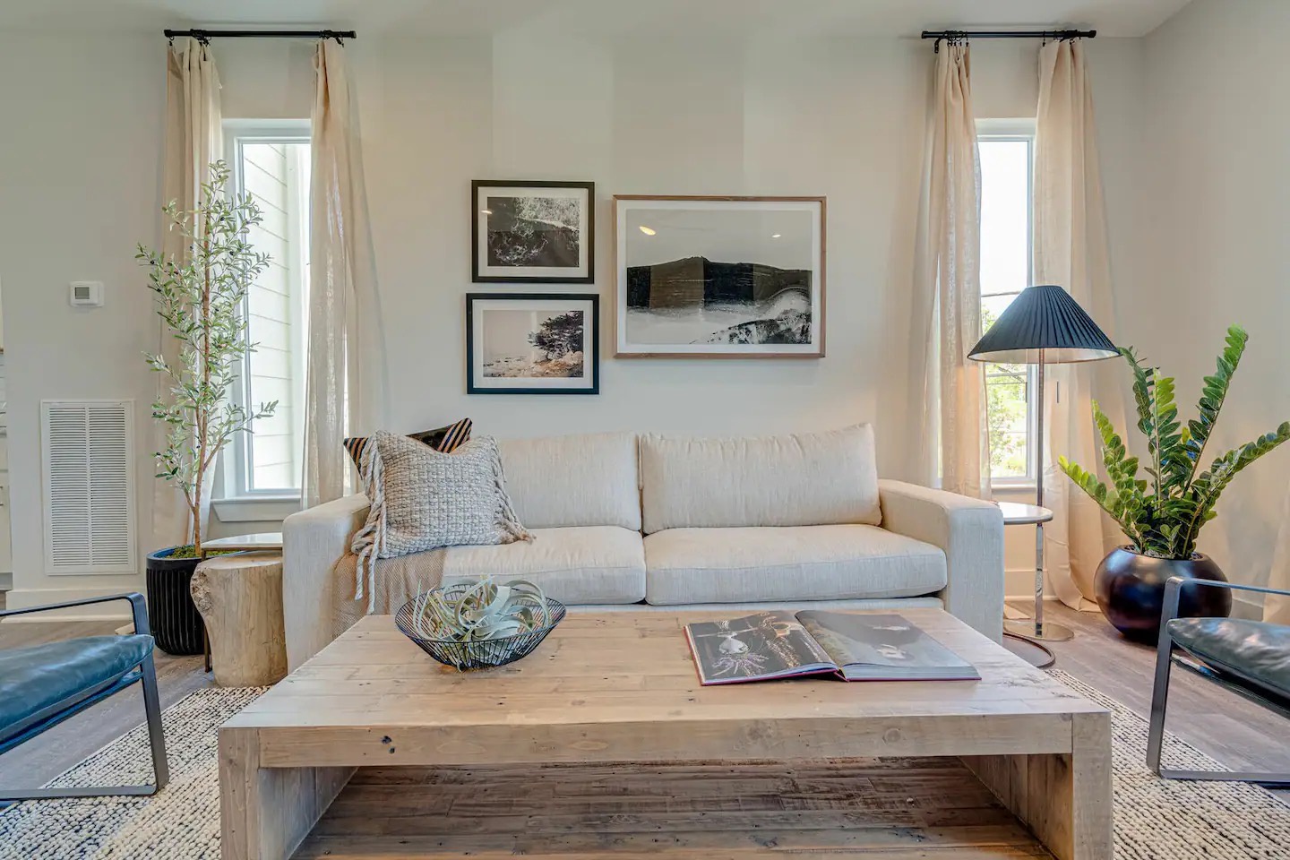5631 - Light and Bright living room featuring flat-screen SMART TV and designer furnishings.