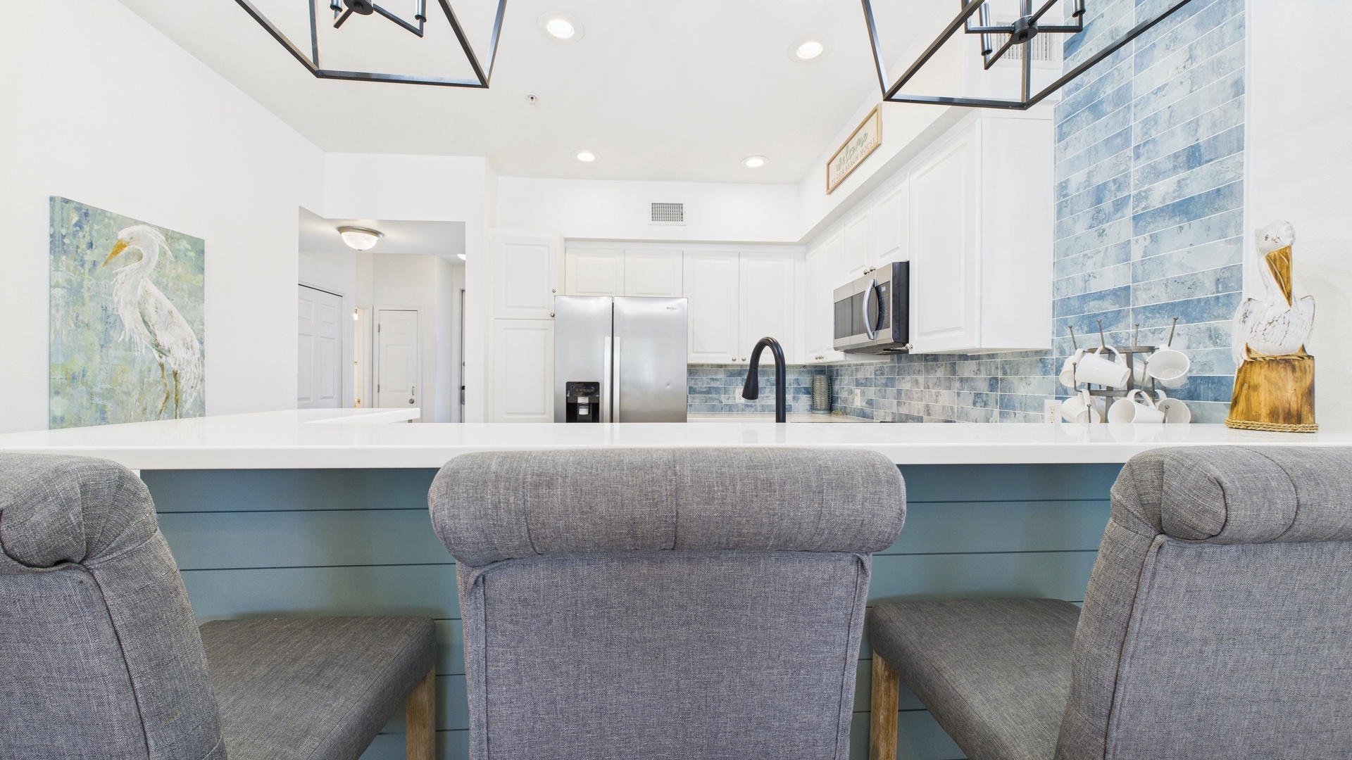 Full kitchen with breakfast bar