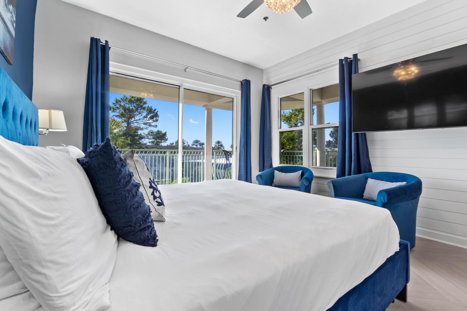 King size bed with balcony access
