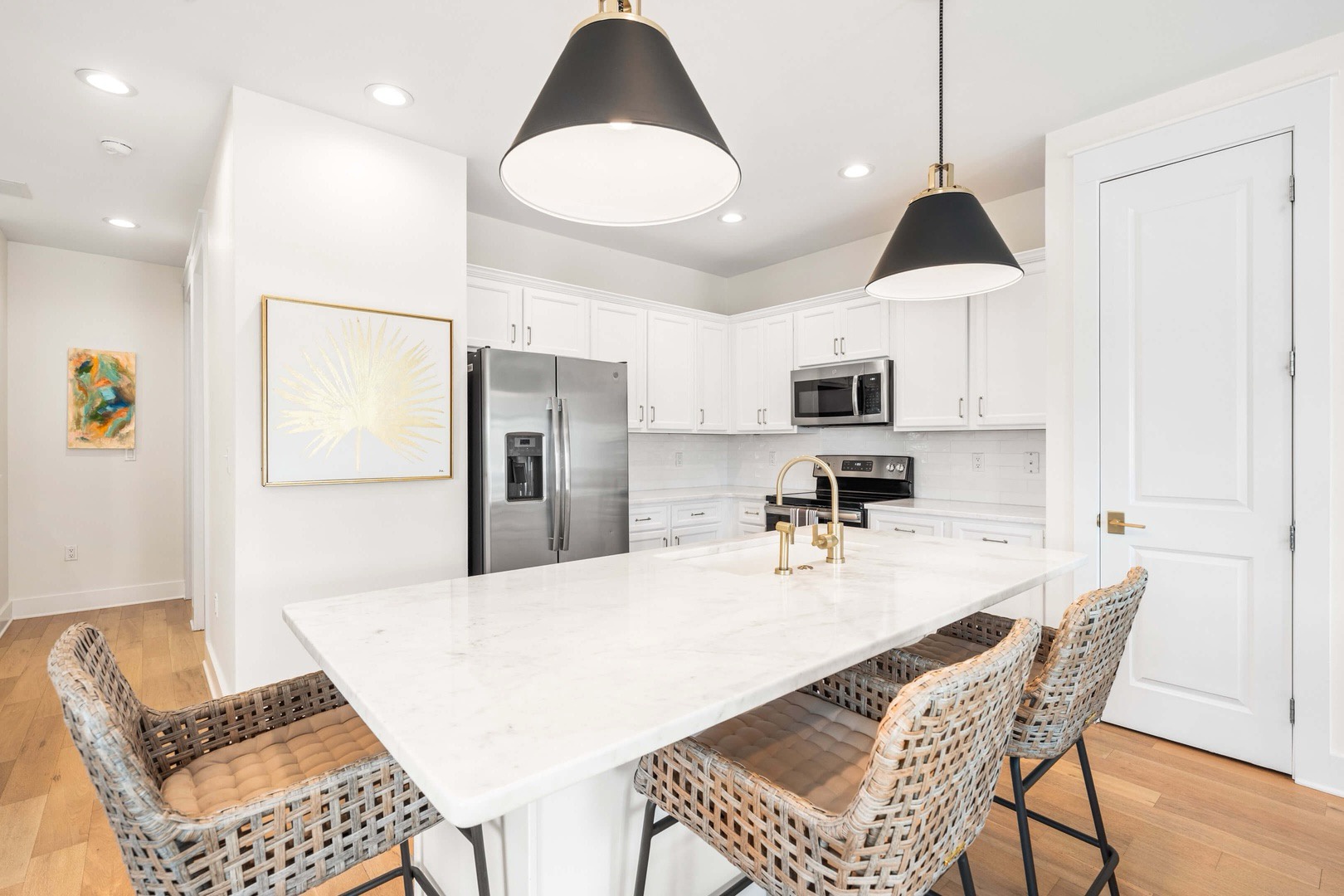 Full kitchen and breakfast bar with seating for 3