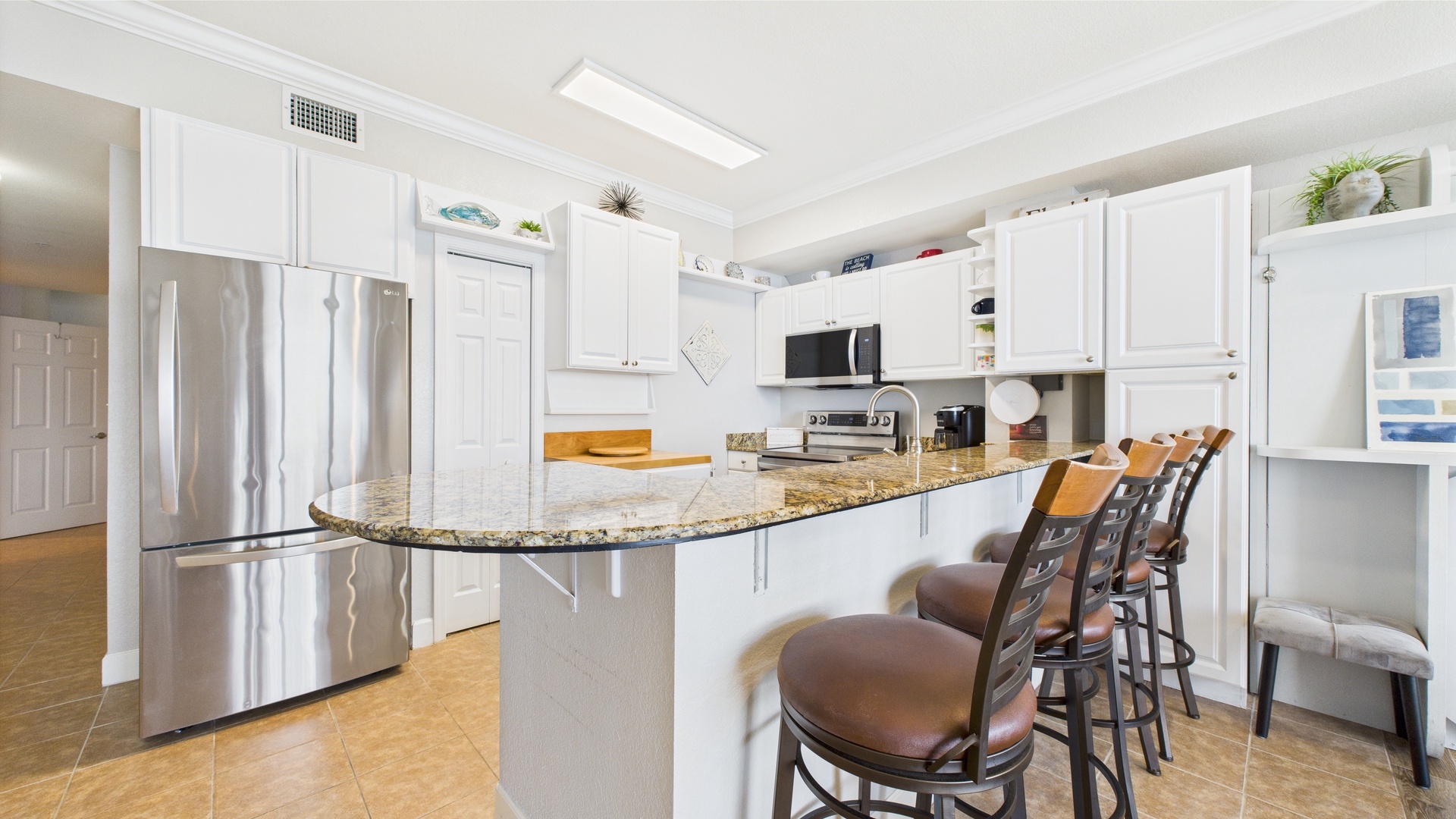 Full kitchen with breakfast bar