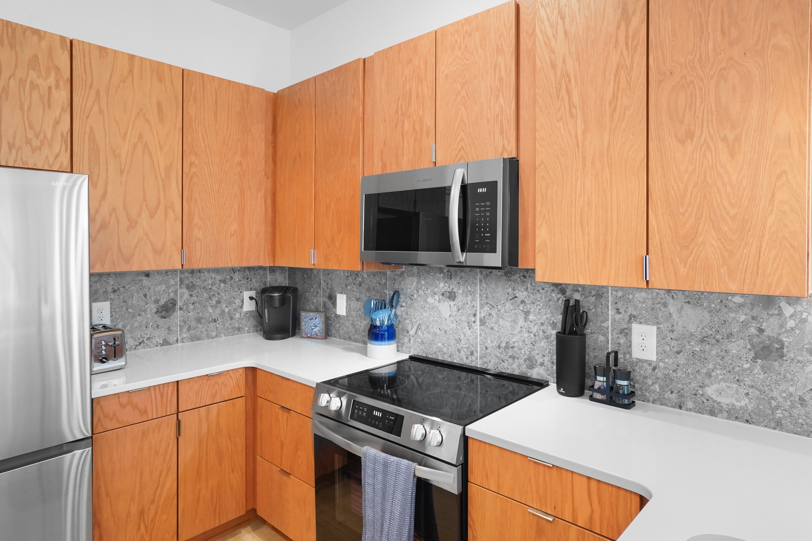Kitchen with diswasher/stove/microwave