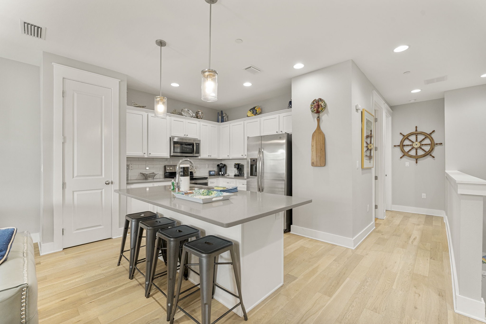 Kitchen island/breakfast bar