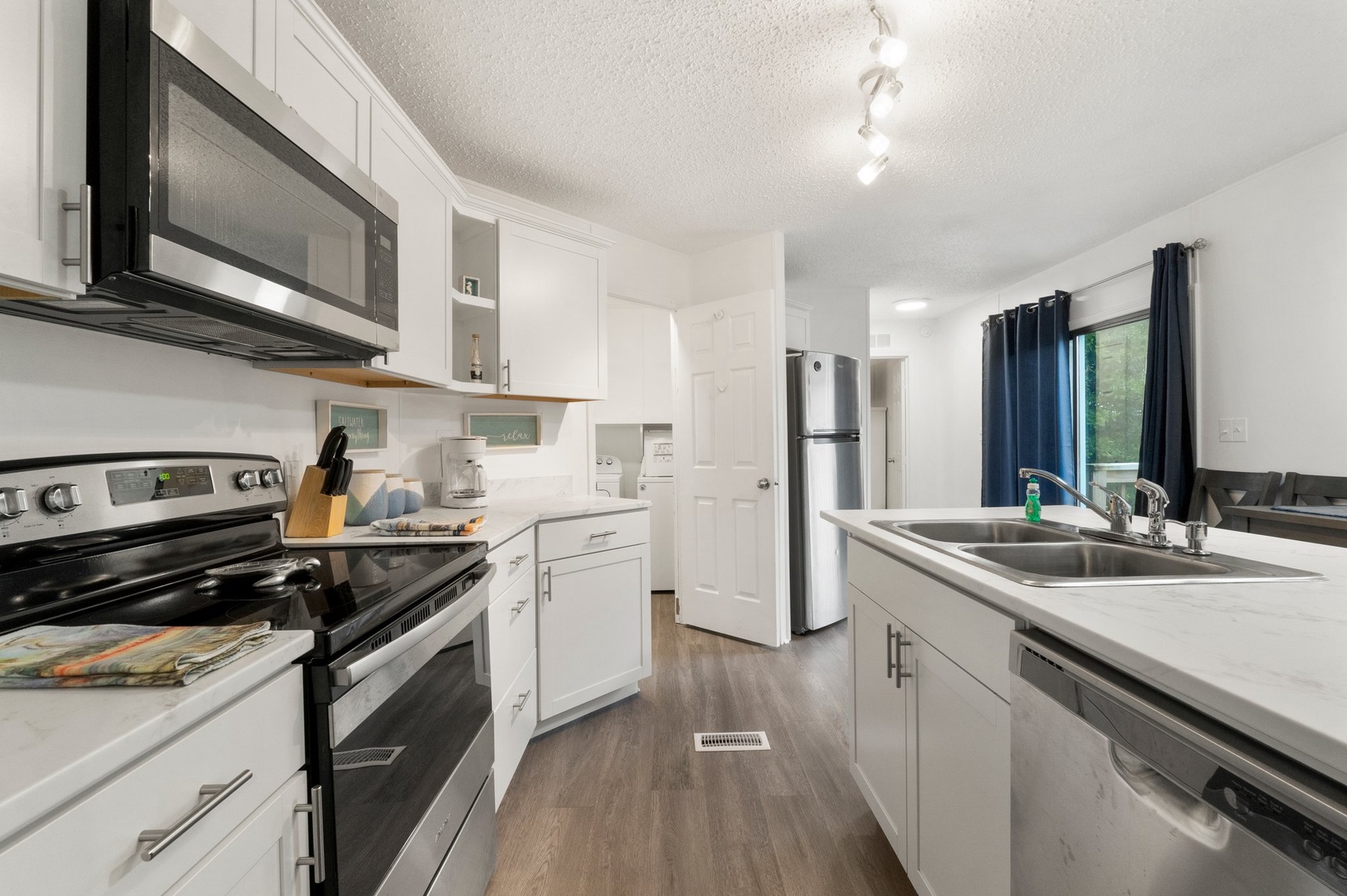 Fully applianced kitchen