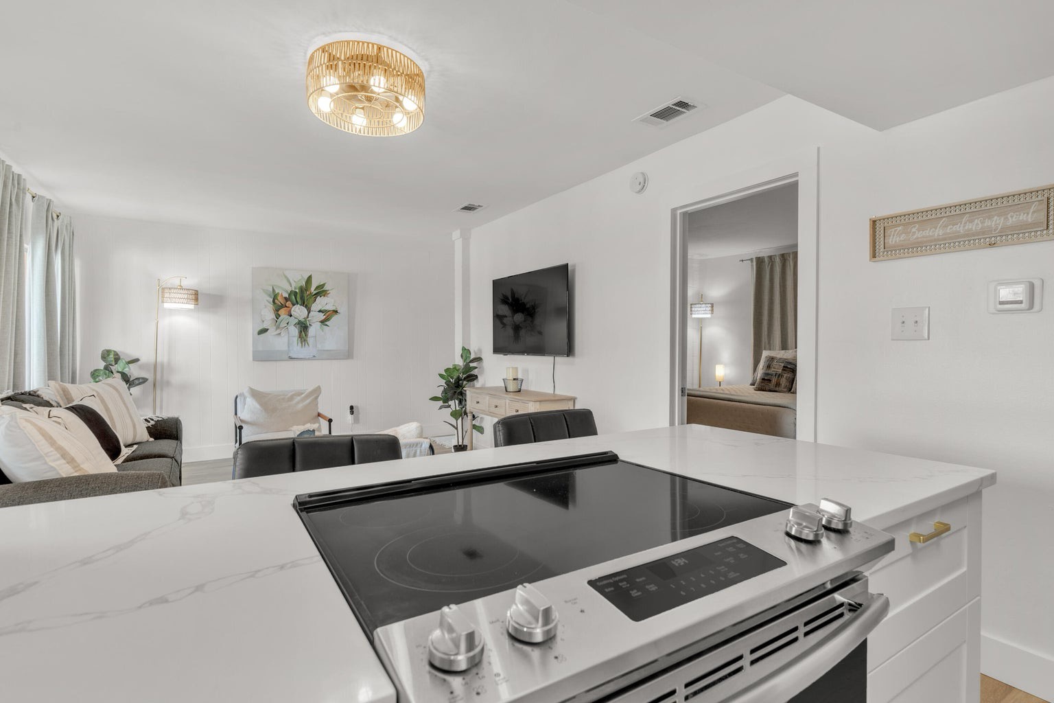 Full kitchen with breakfast bar and all the cooking essentials