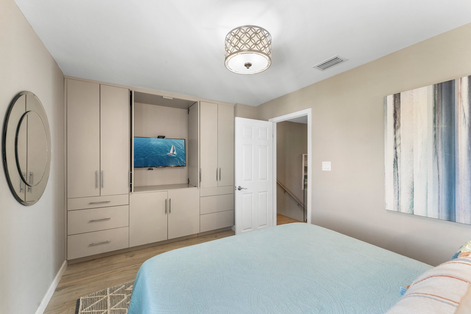 Guest bedroom with queen bed