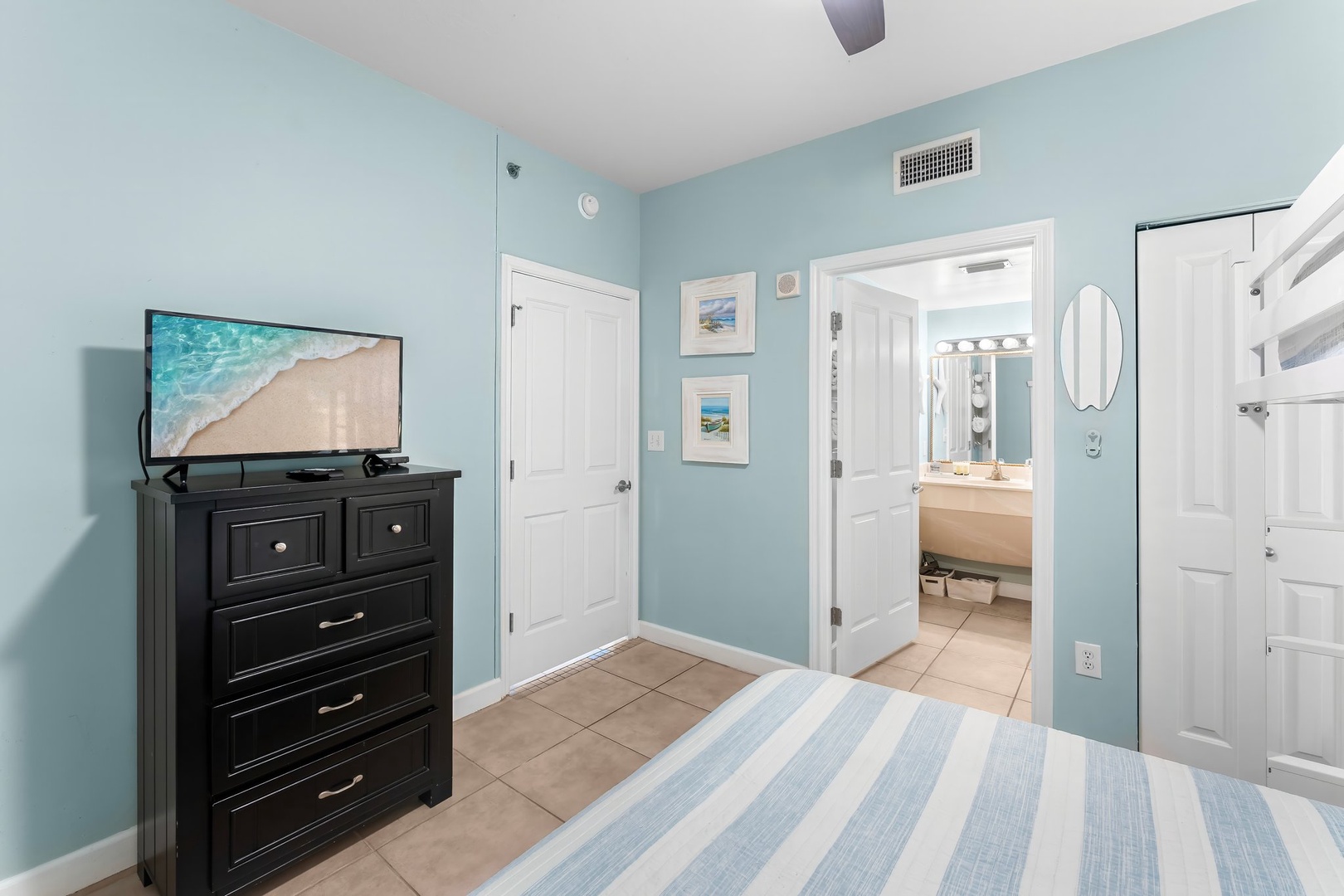 Guest bedroom with queen and twin bunk