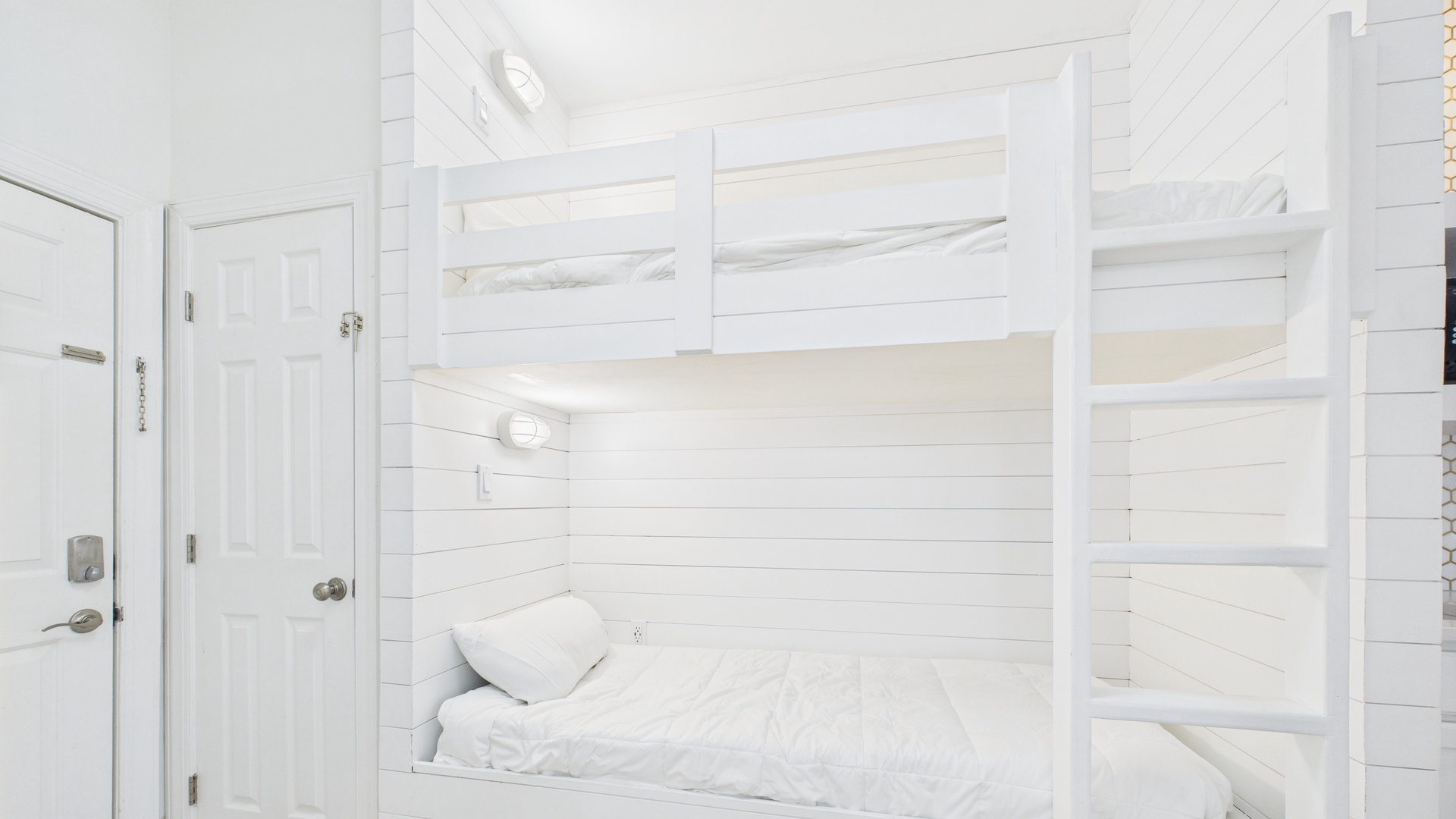 Stylish built-in bunks (sleeps 2)