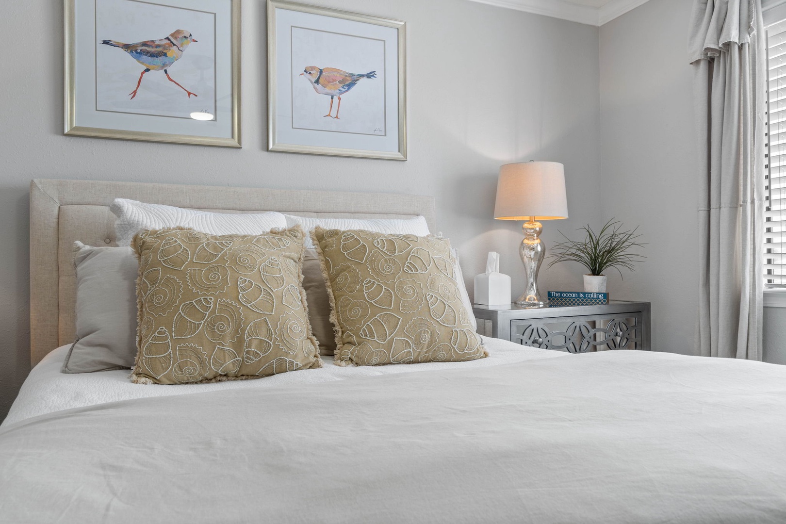 Guest bedroom with queen bed