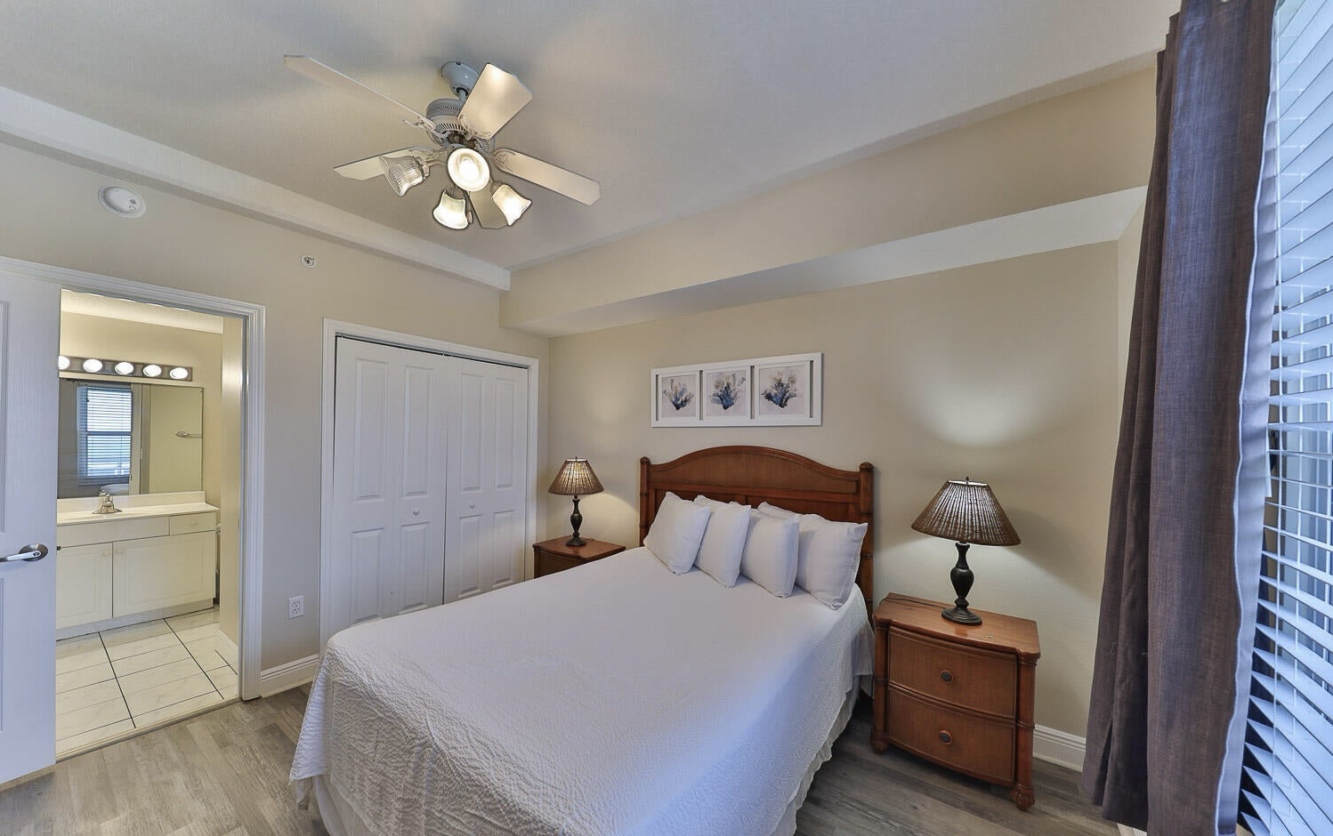 Secondary guest bedroom with queen bed and ensuite bathroom (sleeps 2)