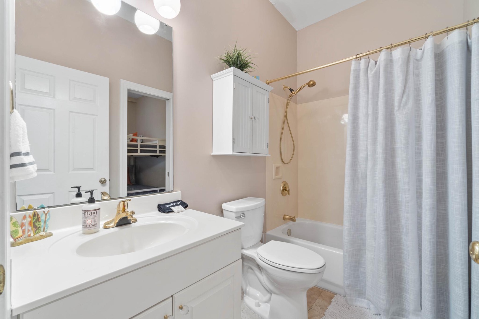 Full bathroom 2