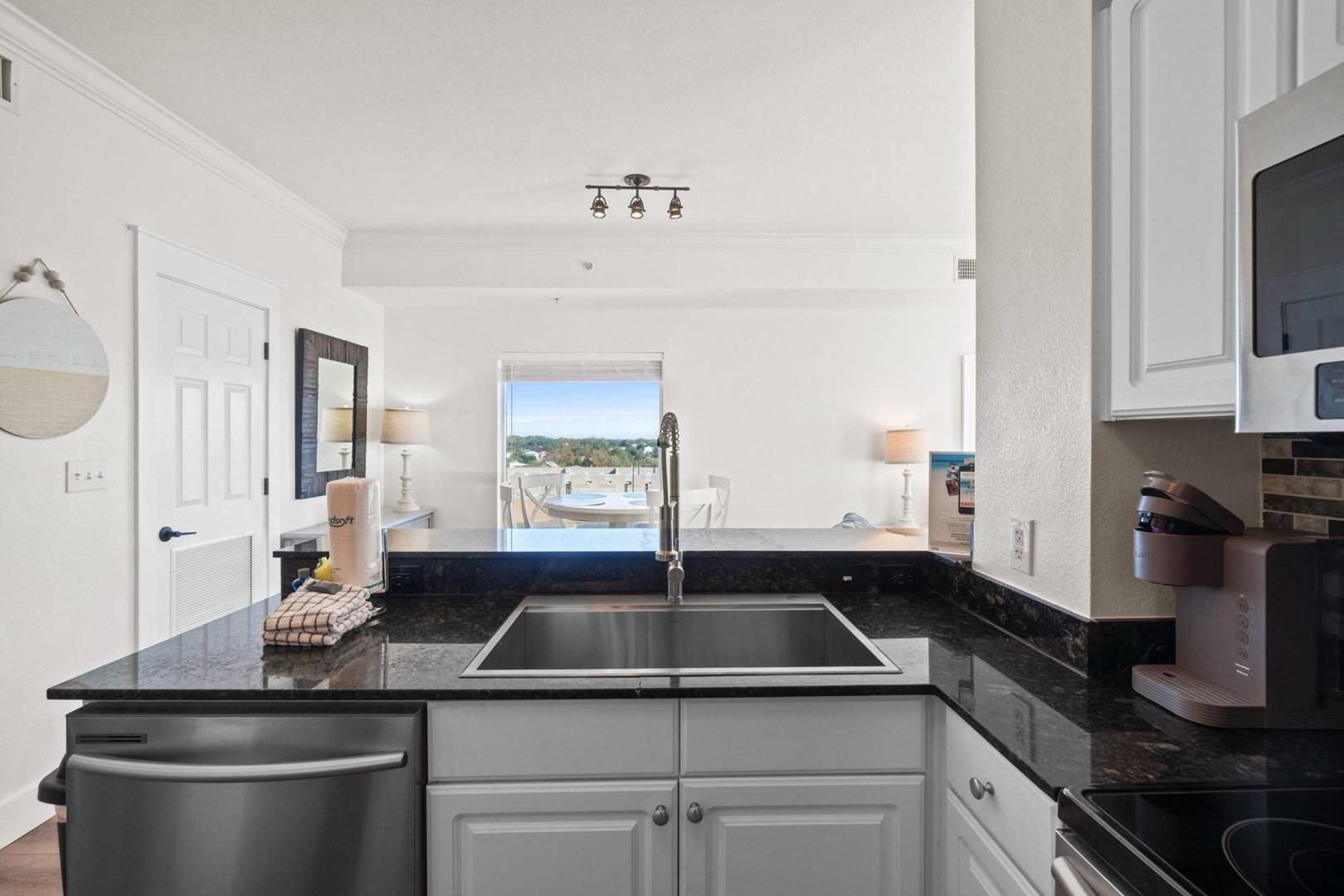 Full kitchen with breakfast bar and all the cooking essentials