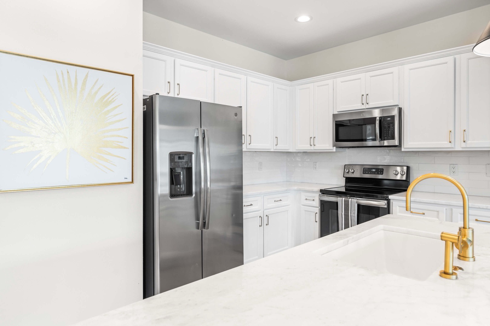 Full kitchen and breakfast bar with seating for 3