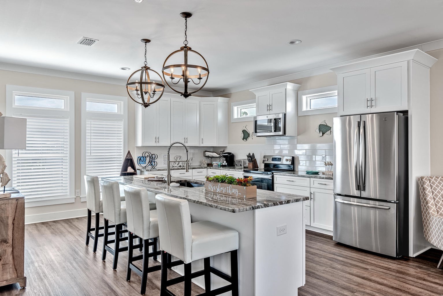 Full kitchen with breakfast bar and all the cooking essentials