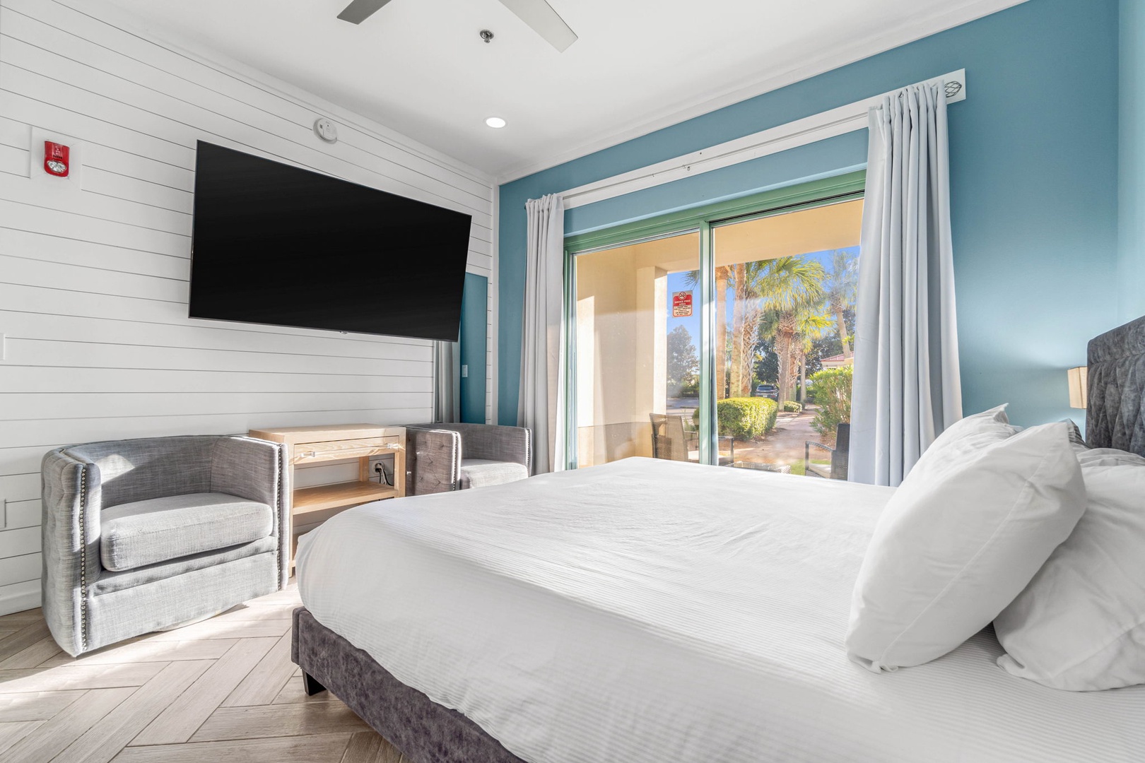 King size bed with balcony access