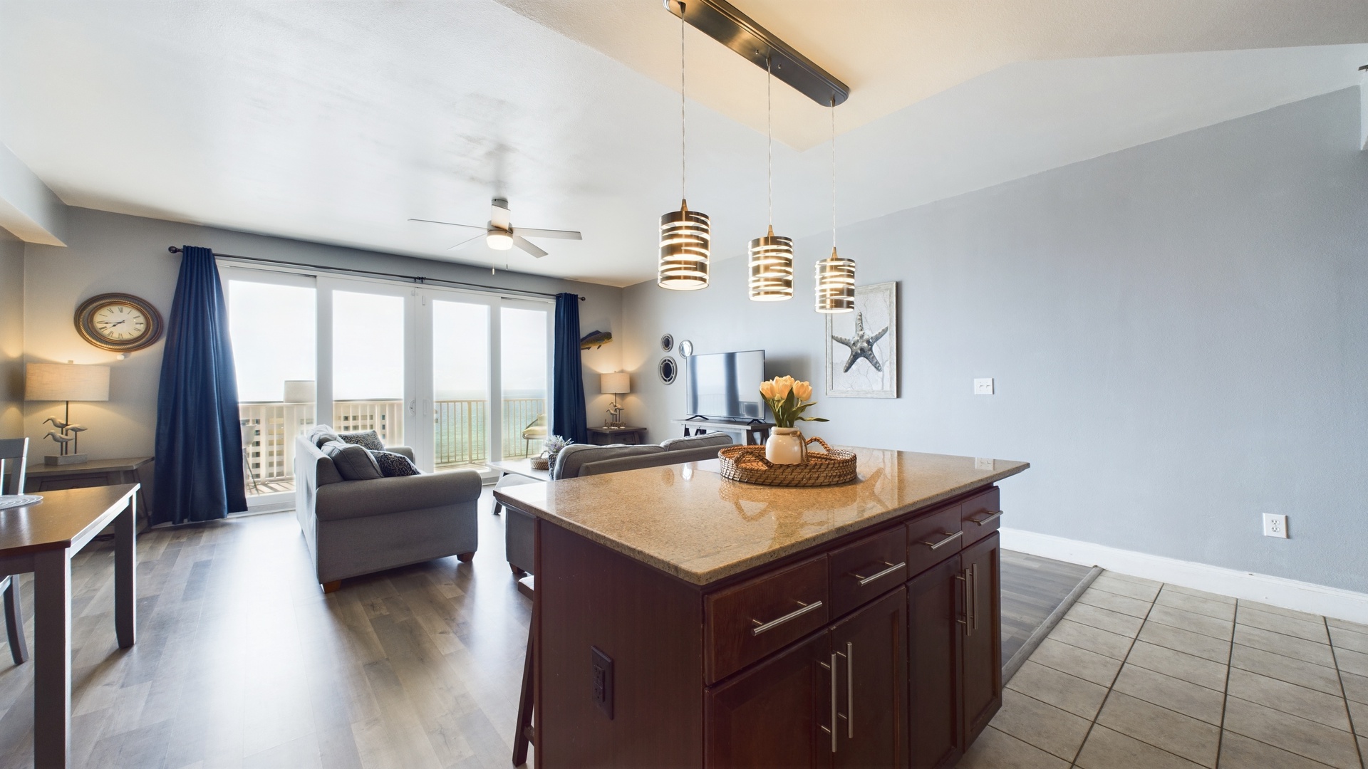 Full kitchen with breakfast bar and all the cooking essentials