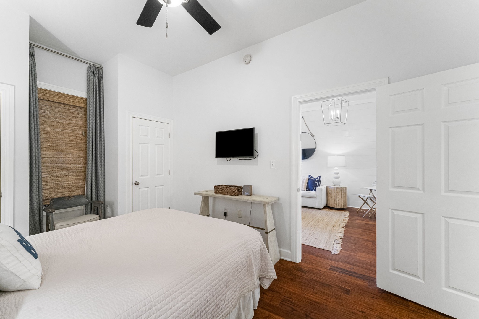 Master with queen bed
