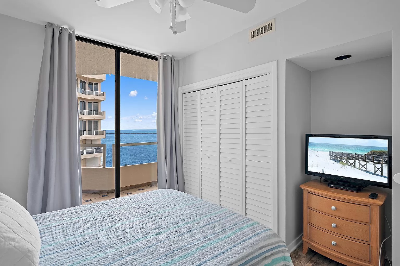 2nd bedroom with queen bed and access to balcony (sleeps 2)