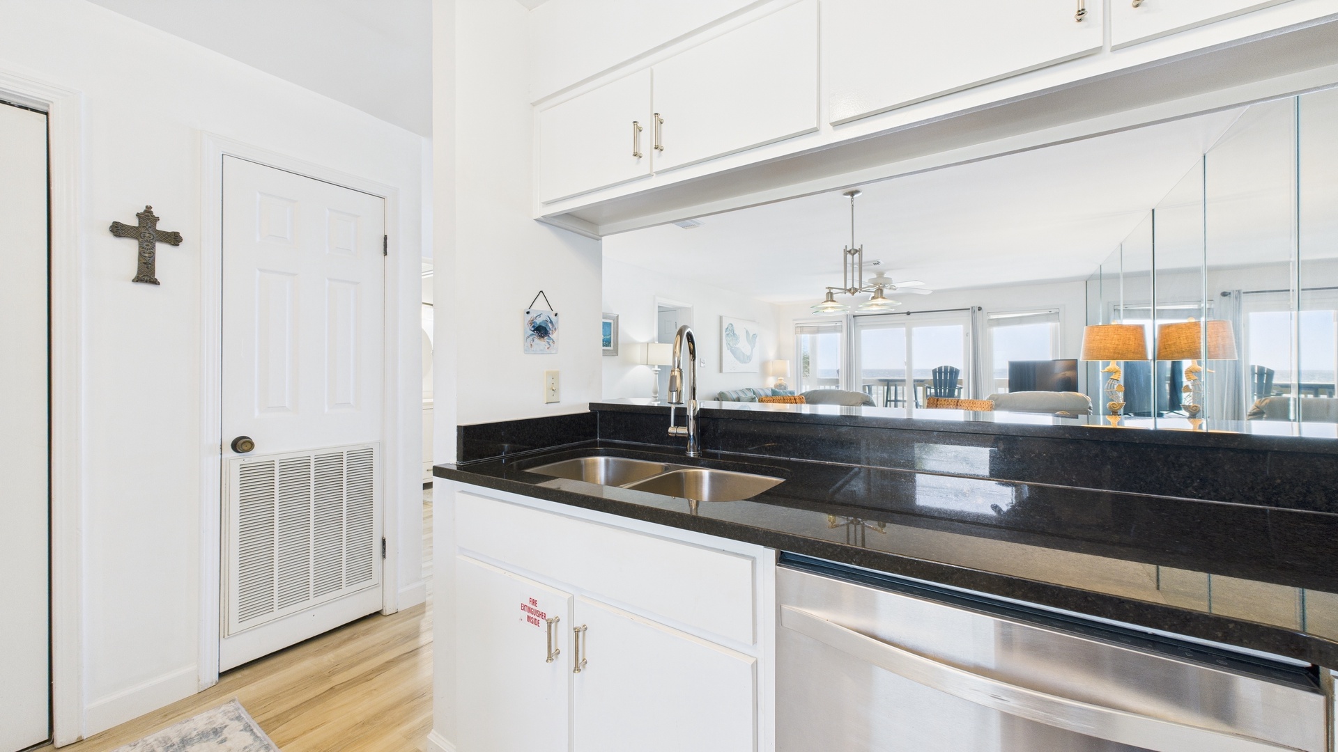 Full kitchen with breakfast bar and all the cooking essentials