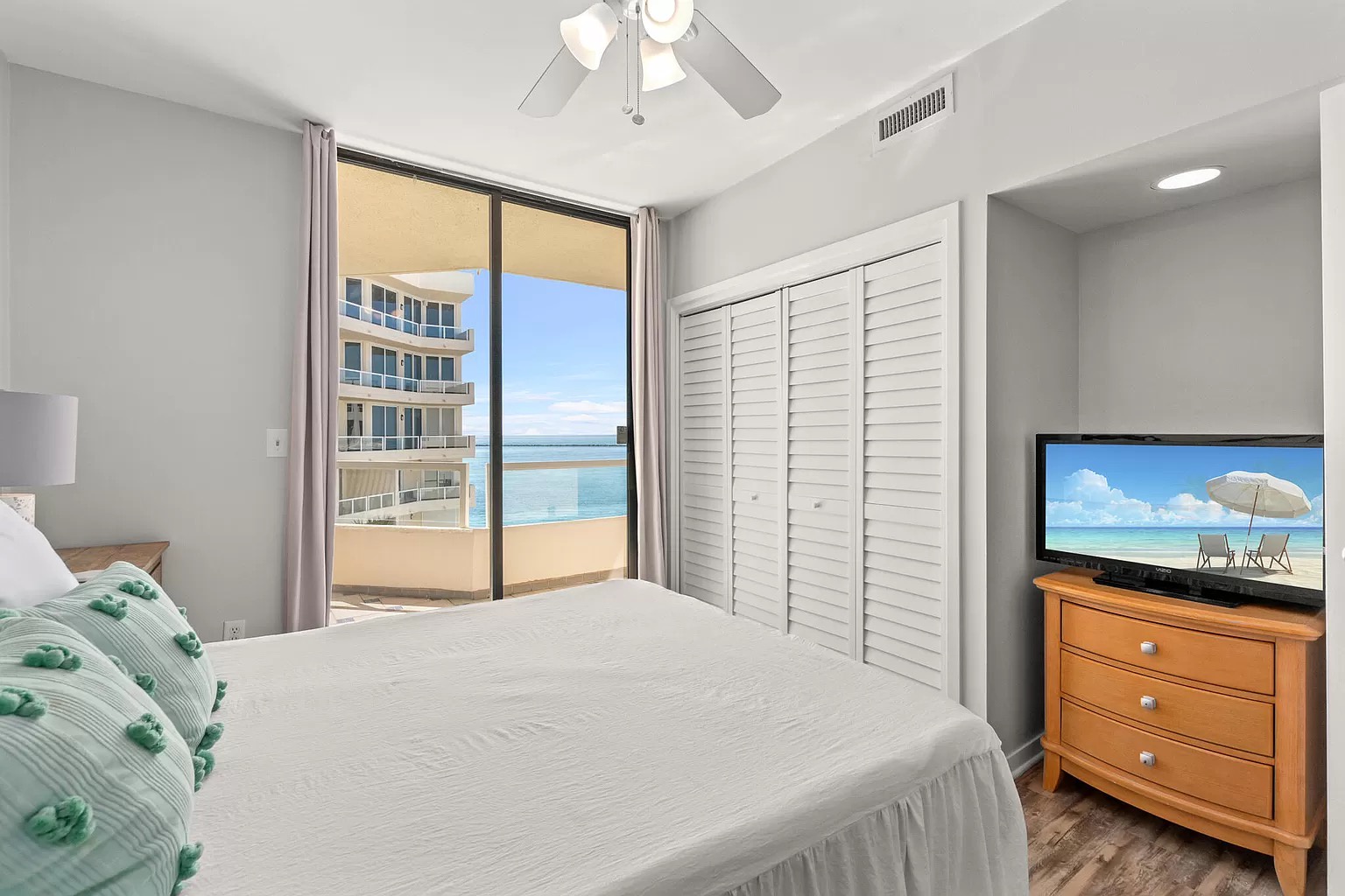 2nd bedroom with queen bed and access to balcony (sleeps 2)