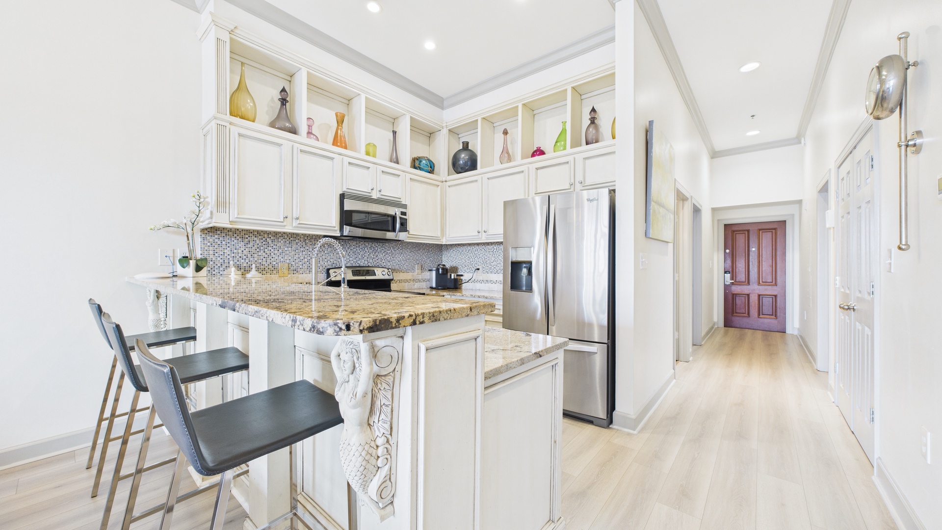 Full kitchen and breakfast bar equipped with all the cooking essentials