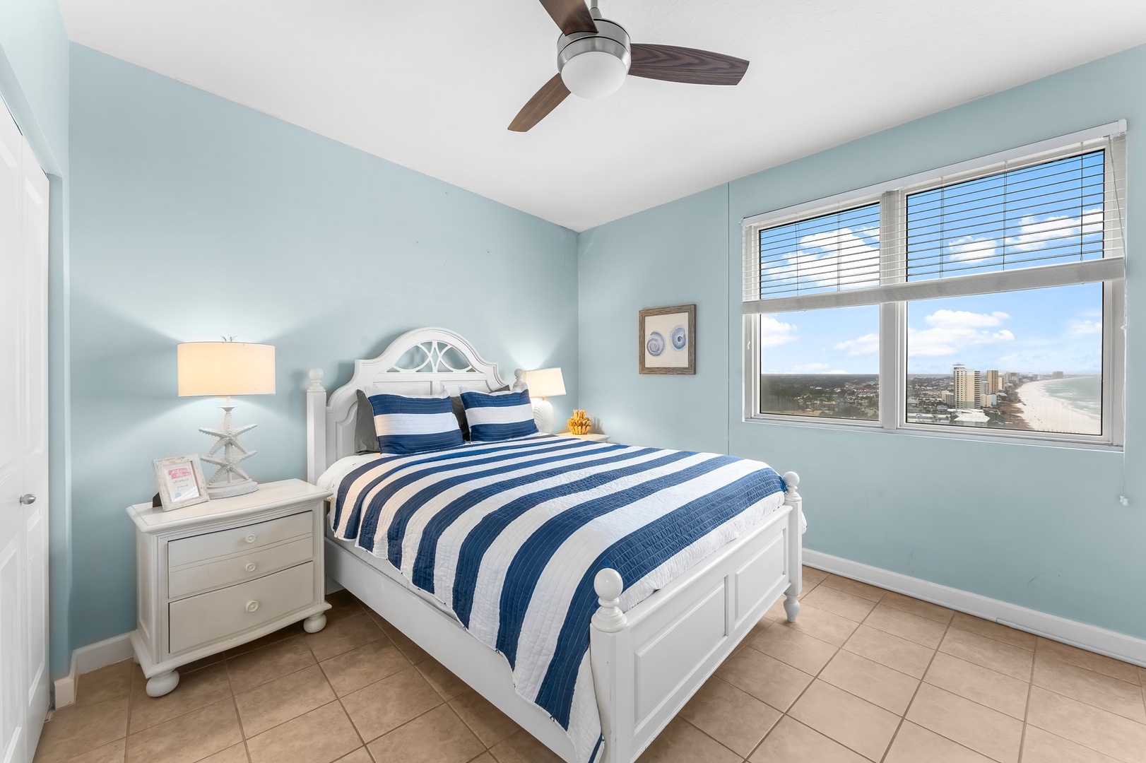 Guest bedroom with a queen bed