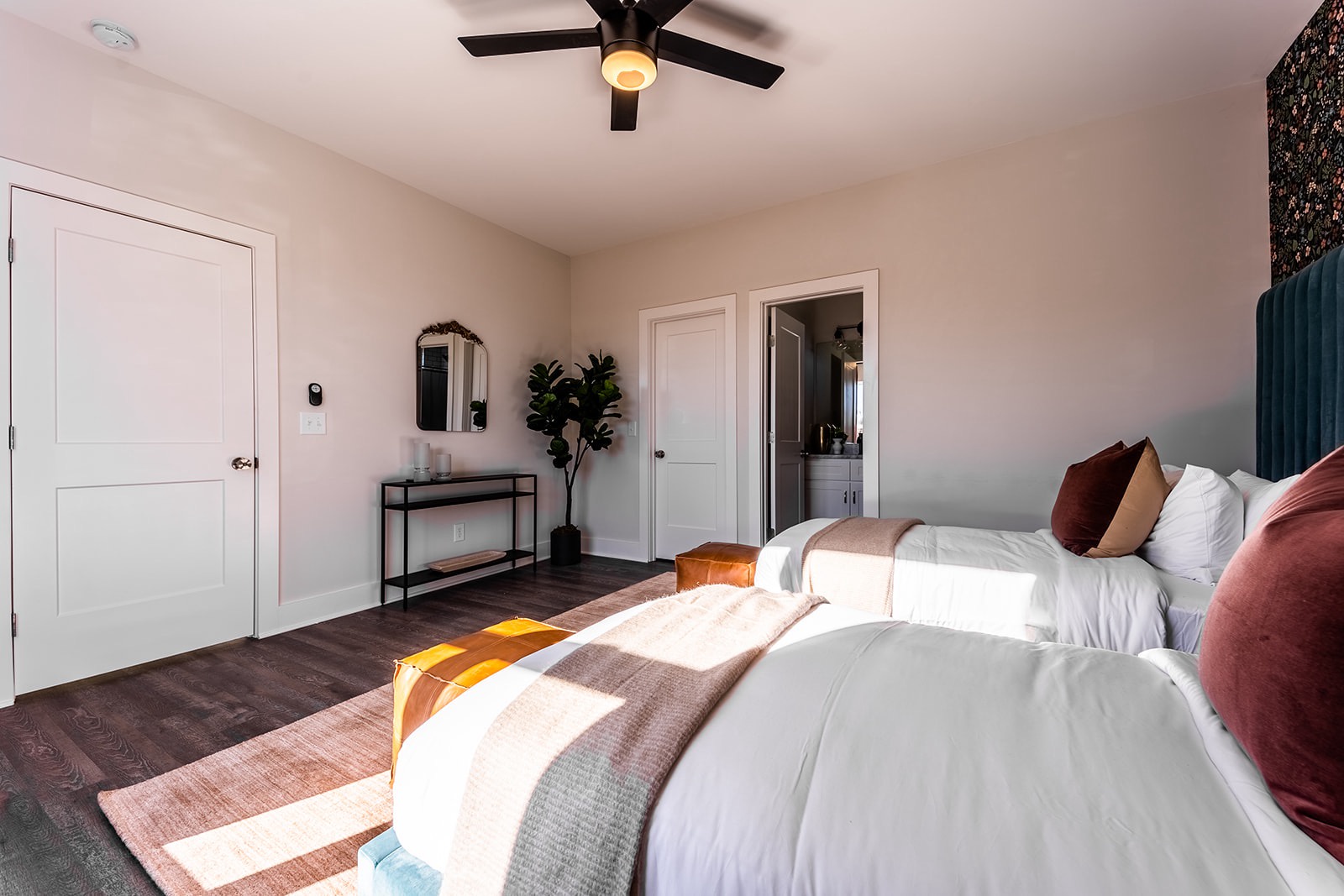 Fourth bedroom with two twin beds and ensuite bathroom