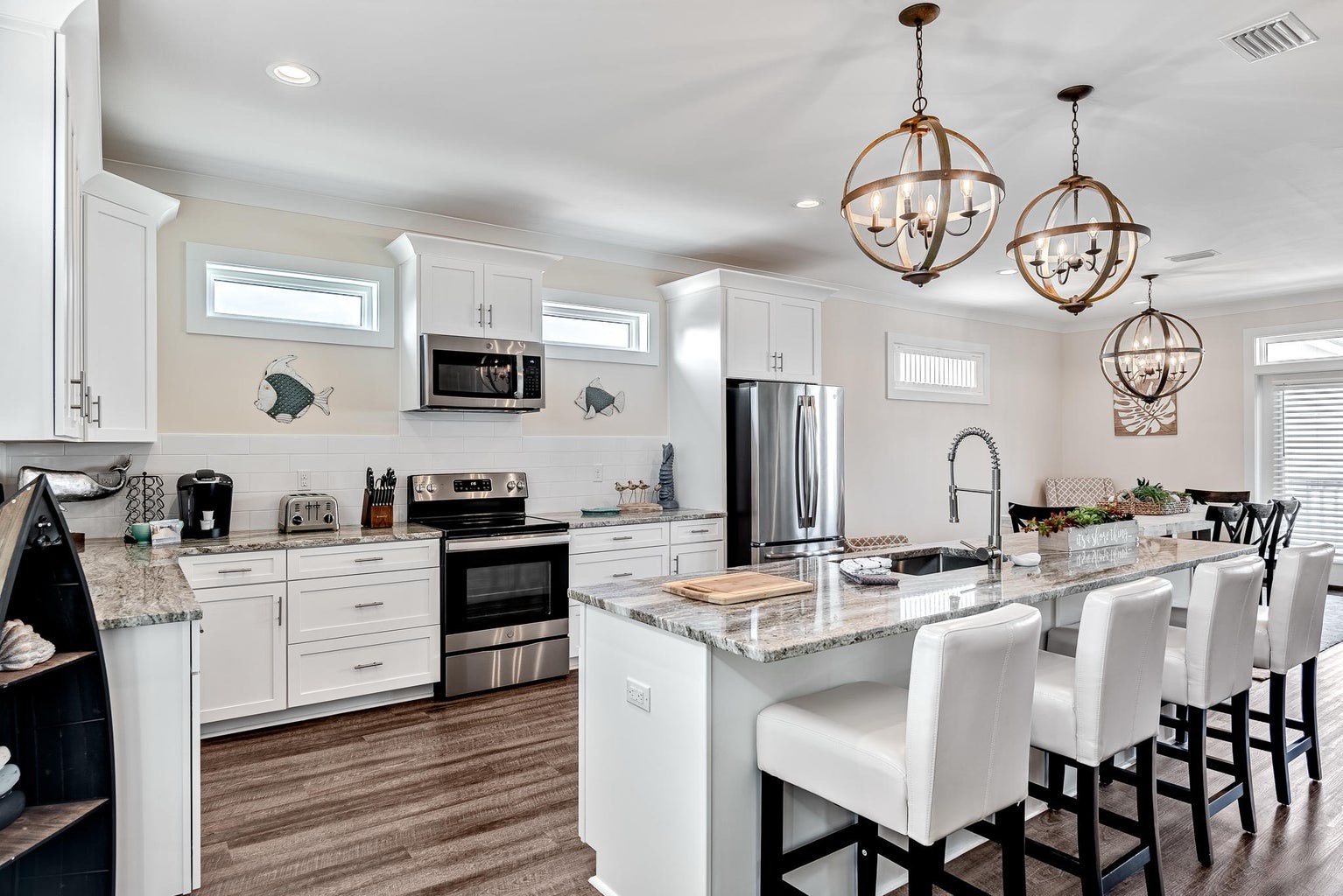 Full kitchen with breakfast bar and all the cooking essentials