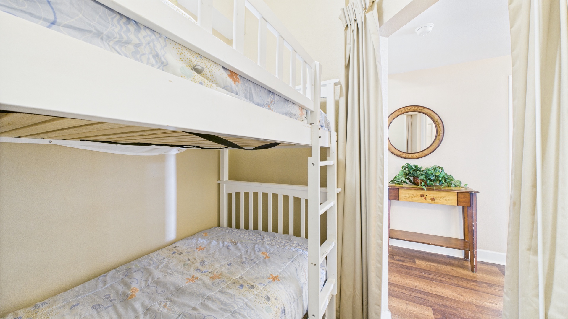Bunk room with twin-over-twin bed (sleeps 2)