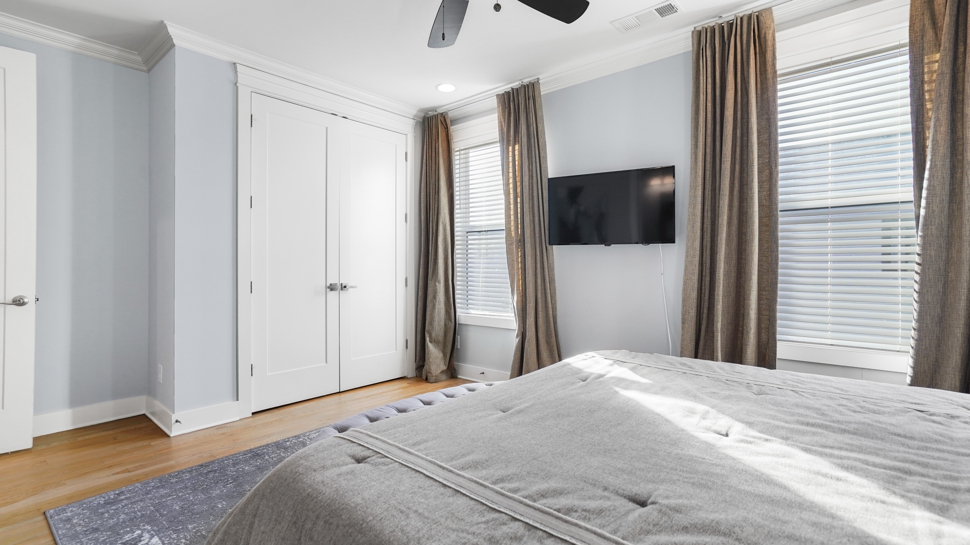 (3rd level) Queen guest bedroom