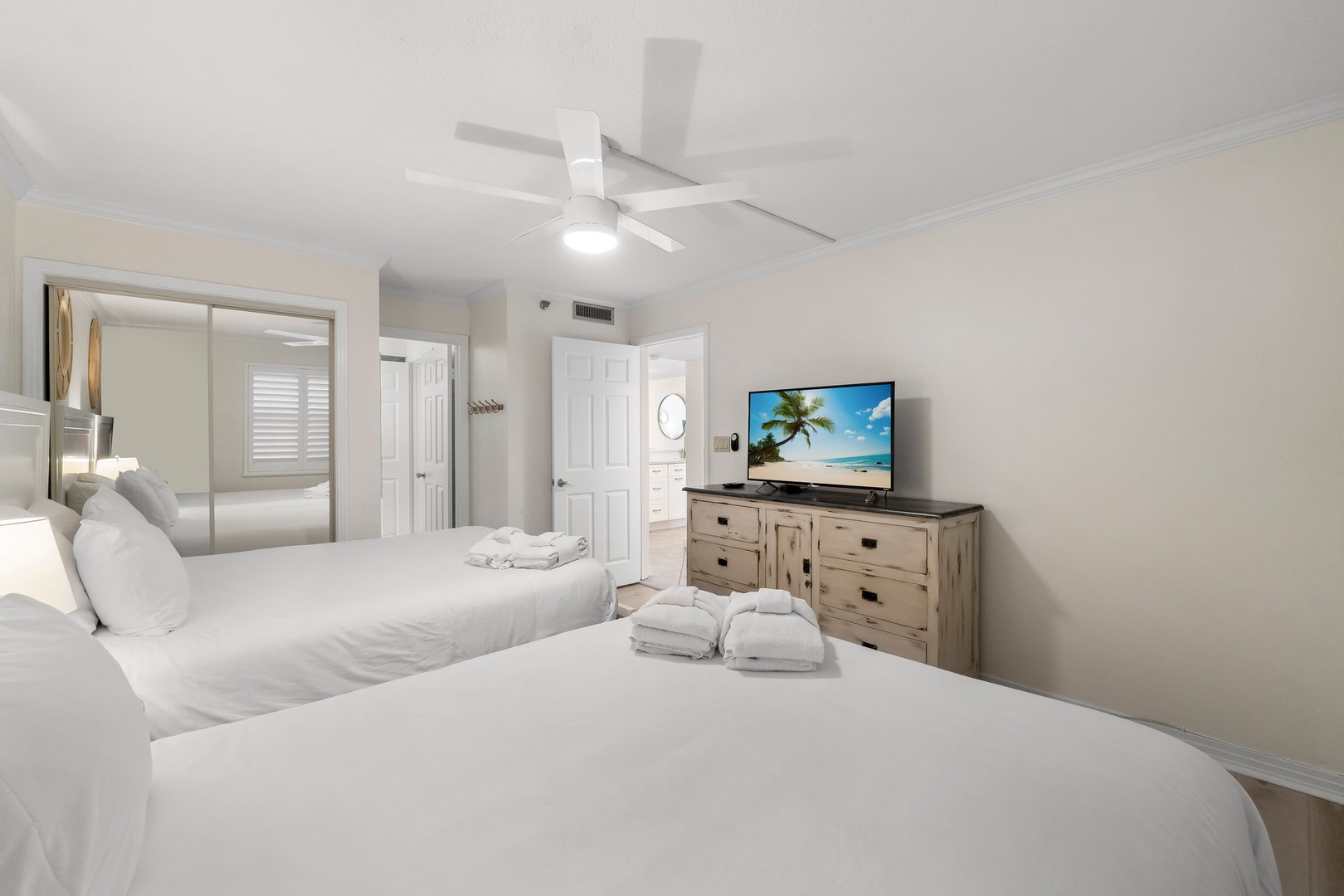 Double queen bed guest room