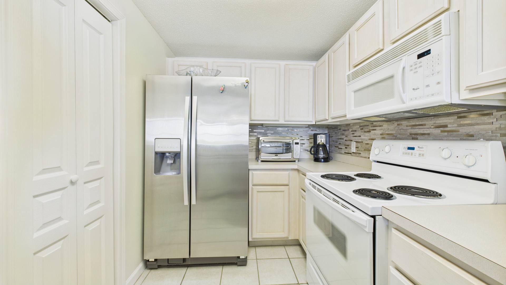 Fully applianced kitchen with all the cooking essentials