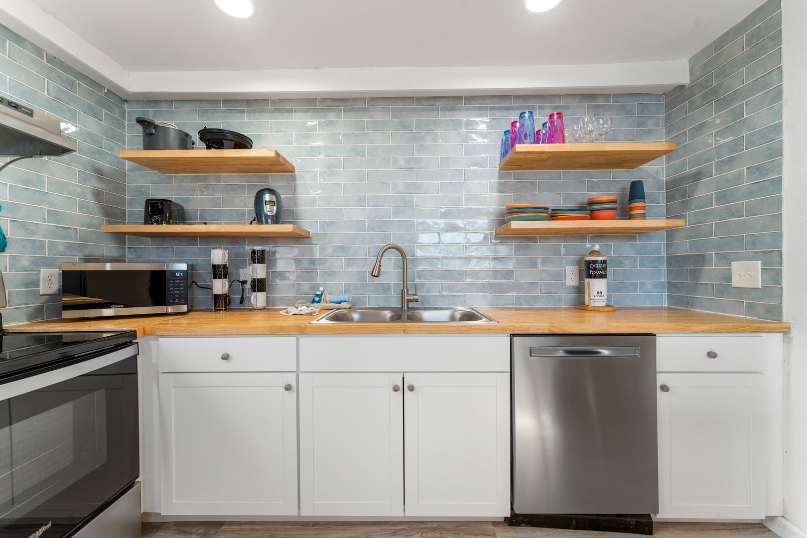 Fully applianced kitchen