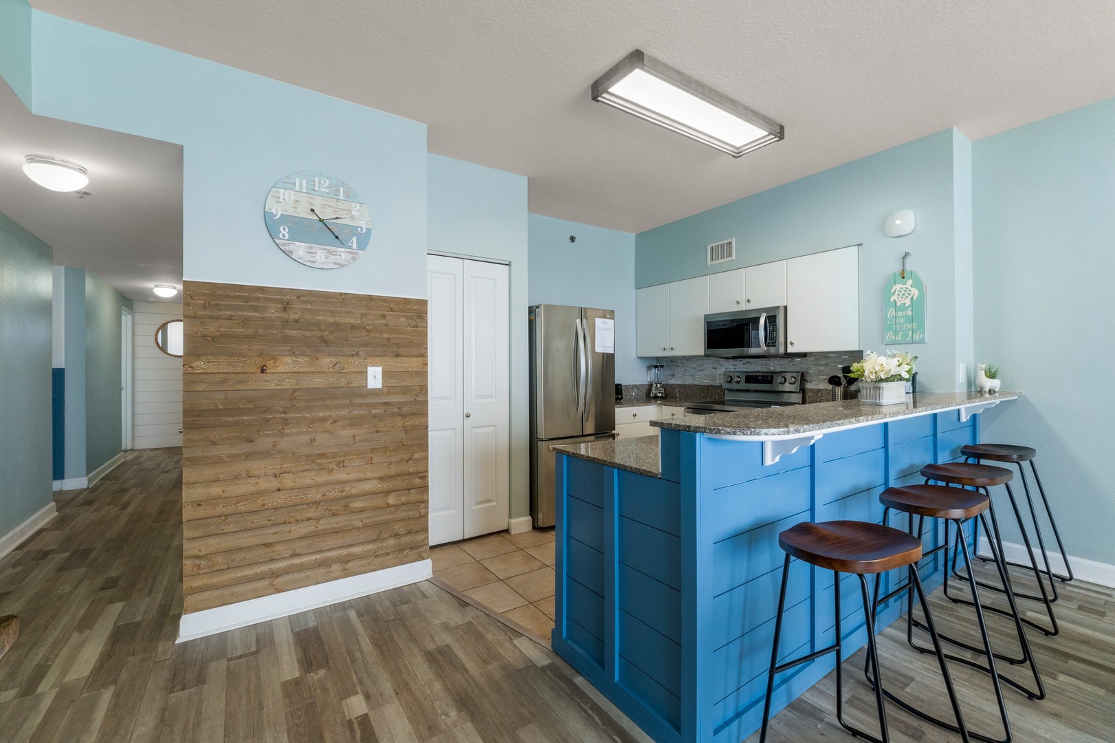 Kitchen breakfast bar