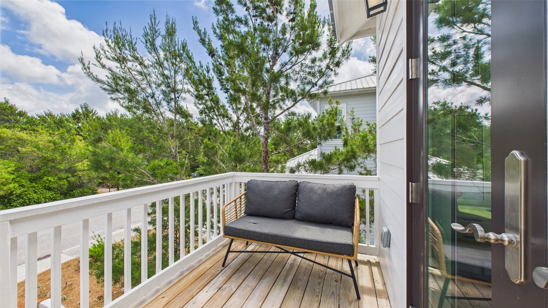 In Law suite above the garage-Balcony