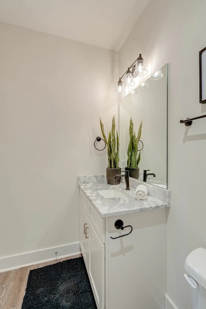 5631 - 2nd Bedroom ensuite bathroom featuring a single vanity and shower/tub combo.