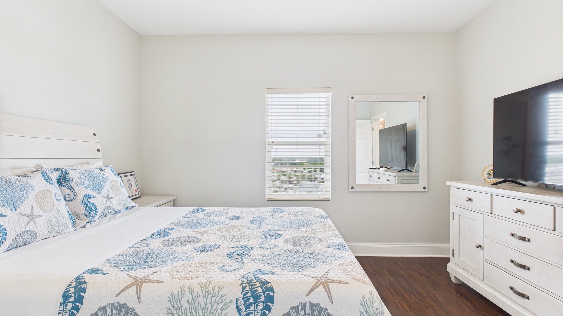 3rd bedroom with queen bed (sleeps 2)
