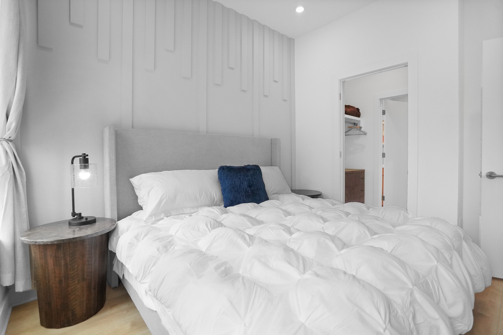 Bedroom with a king bed-Sleesp 2