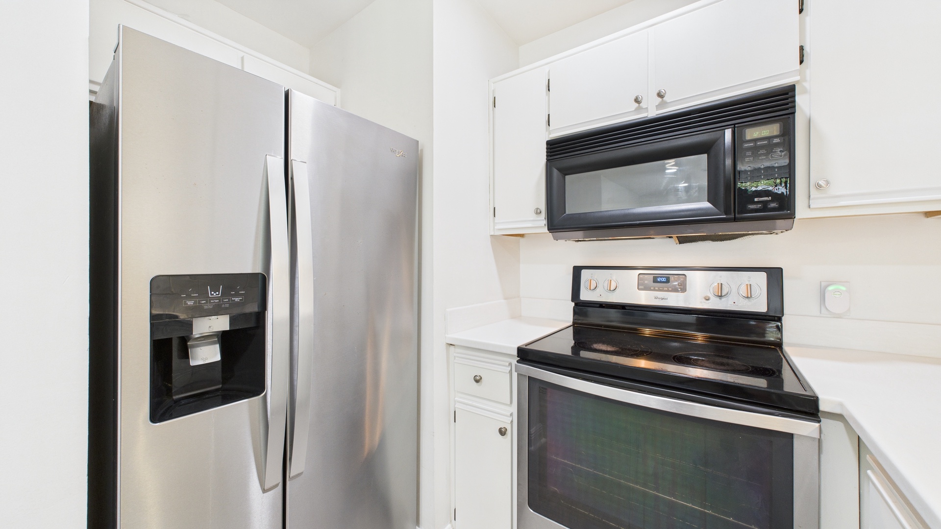 Full kitchen with breakfast bar and all the cooking essentials
