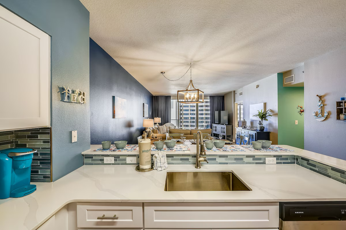 Full kitchen with breakfast bar and all the cooking essentials