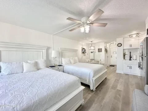 2 Queen beds