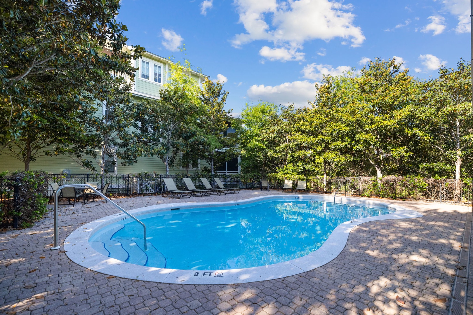 Community pool 2 of 2_This pool is heated in the winter!!! :)