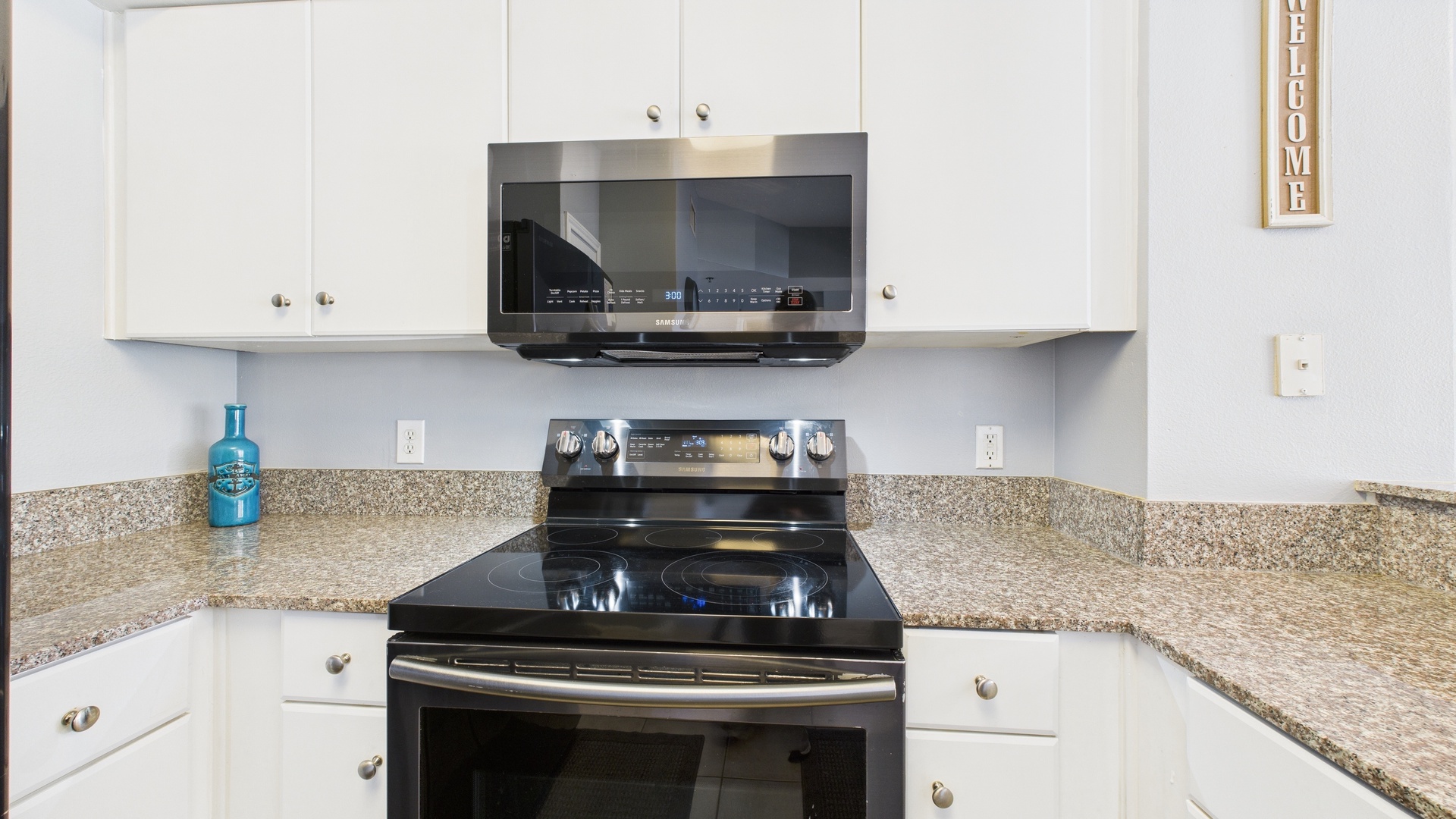 Full kitchen with breakfast bar and all the cooking essentials