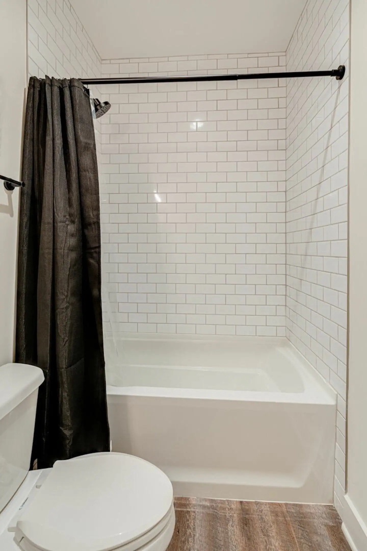 5631 - 2nd Bedroom ensuite bathroom featuring a single vanity and shower/tub combo.